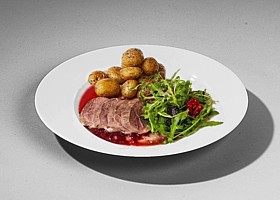 magrets de canard, pommes de terre grenailles, sauce aux fruits rouges