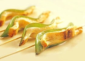 brochettes d'espadon sur pois gourmands