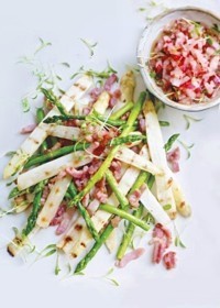 duo d'asperges grillées, lardons et salsa de radis