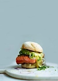 burgers au saumon, salade de concombre, mayonnaise au wasabi
