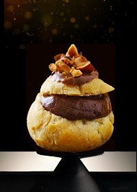 choux à la mousse au chocolat, caramel aux éclats d'amandes