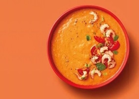 gaspacho de tomates cerise et pêches aux crevettes