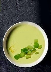 potage aux fèves d'édamame, lait de coco et coriandre