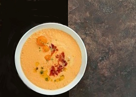 soupe de melon au basilic et chips de jambon de Parme