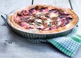 quiche à la betterave, épinards et fromage de chèvre