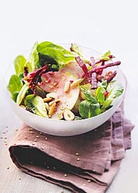 salade de blé ou mâche, betterave crue ou cuite et pomme verte