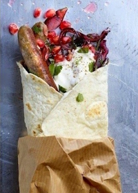 durums aux saucisses d'agneau et salade de chou-rouge