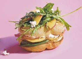 pistolets au chèvre, jambon sec et pêche
