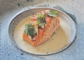 saumon au bouillon thaï, riz aux petits pois