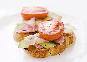 bruschettes au jambon, avocat et tomate