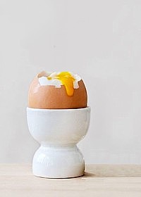 l'oeuf  la coque. Quand le coq fait l'oeuf